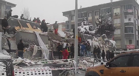 14 saniyede yıkıldı: Malatya'da bir rezidans yerle bir oldu!