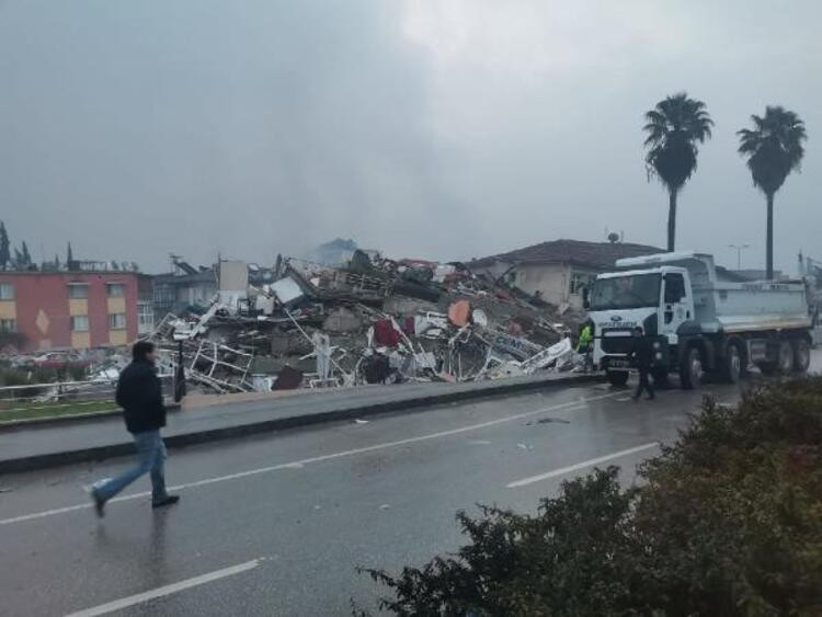 Kahreden görüntü: Enkazda tek başına!