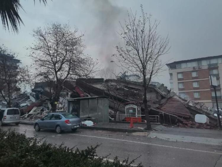 Kahreden görüntü: Enkazda tek başına!