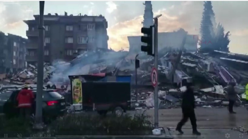 Kahreden görüntü: Enkazda tek başına!