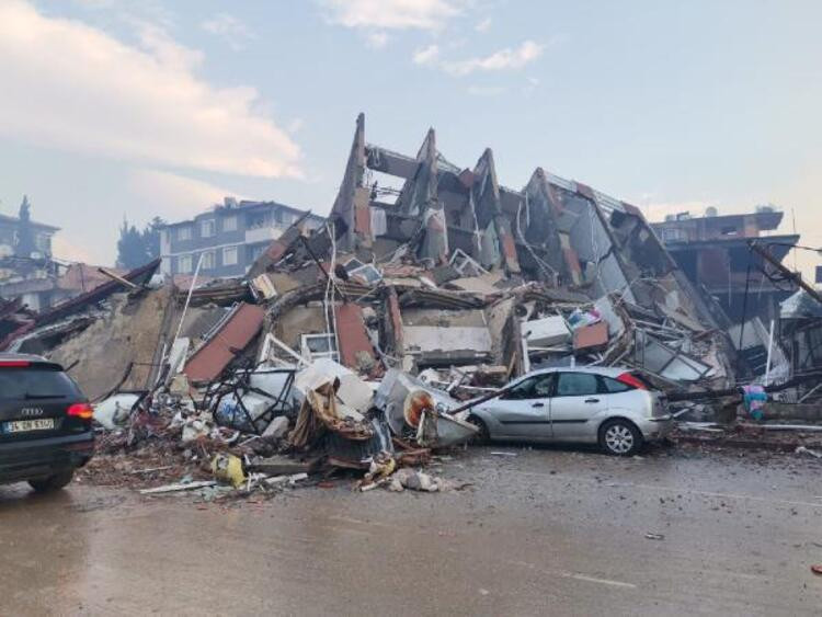 Kahreden görüntü: Enkazda tek başına!