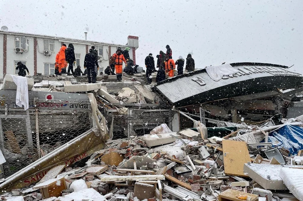 Türkiye yasta: Depremin vurduğu 10 ilden çarpıcı fotoğraflar!