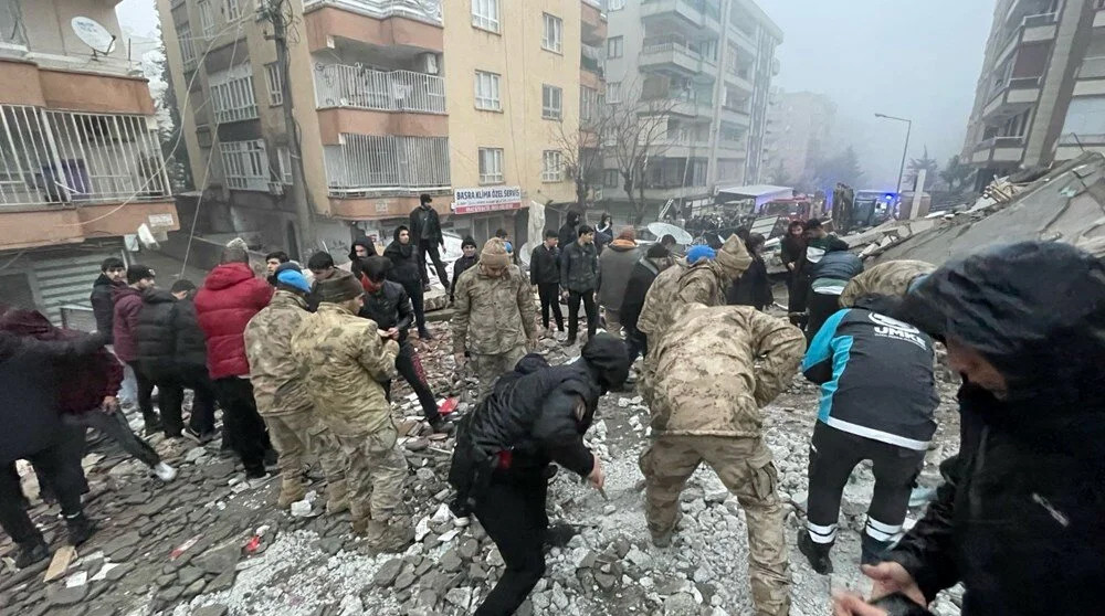 Türkiye yasta: Depremin vurduğu 10 ilden çarpıcı fotoğraflar!