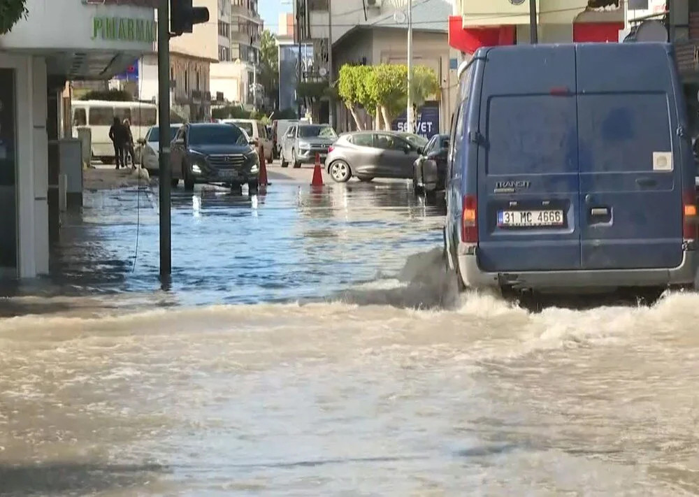 Sokaklar su altında: Deprem sonrası deniz taştı!