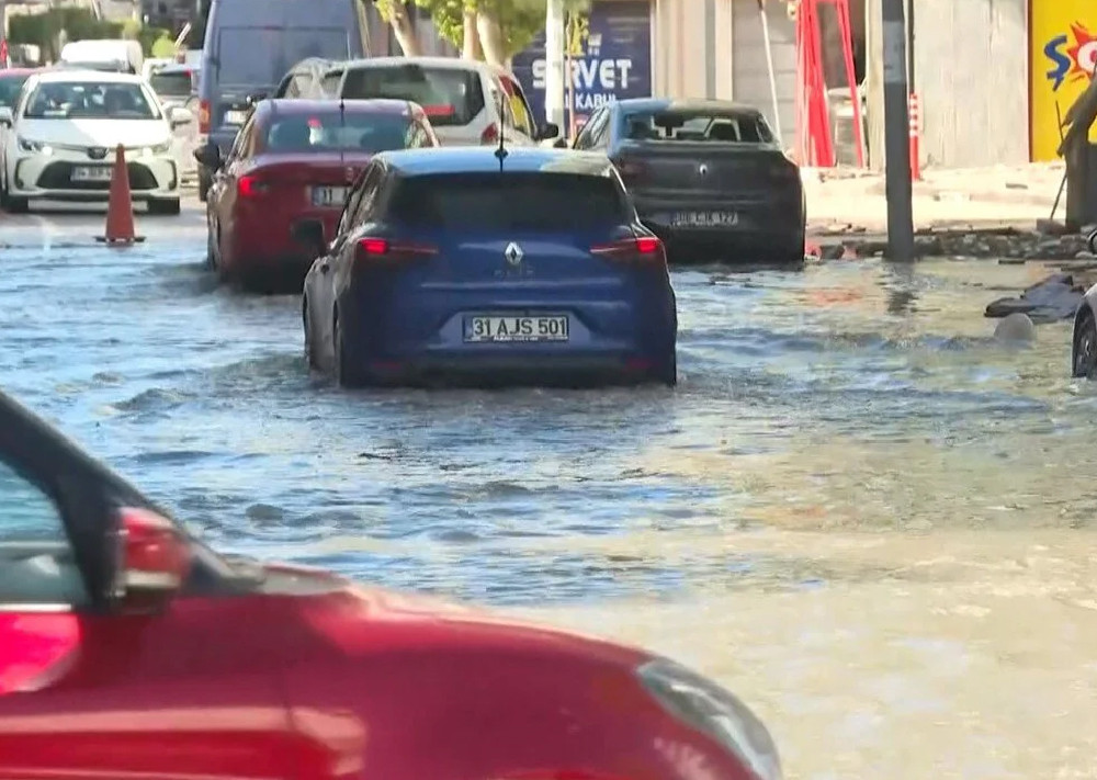 Sokaklar su altında: Deprem sonrası deniz taştı!