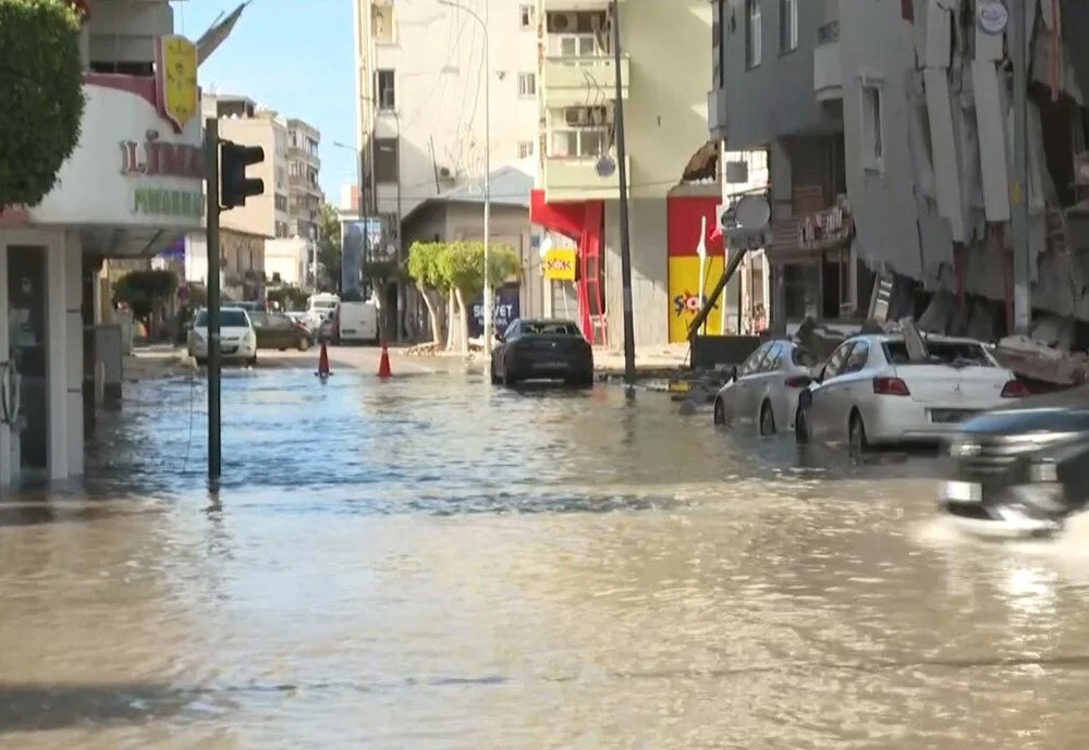 Sokaklar su altında: Deprem sonrası deniz taştı!