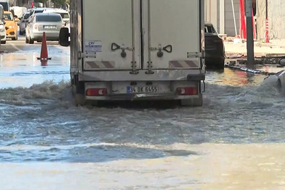 Sokaklar su altında: Deprem sonrası deniz taştı!