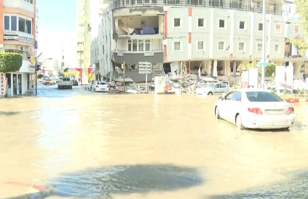 Sokaklar su altında: Deprem sonrası deniz taştı!