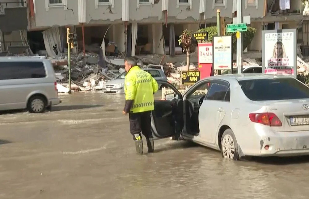 Sokaklar su altında: Deprem sonrası deniz taştı!