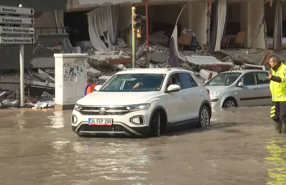 Sokaklar su altında: Deprem sonrası deniz taştı!