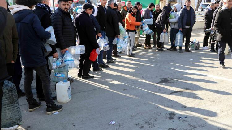 Depremzedelerin akaryakıt kuyruğu!