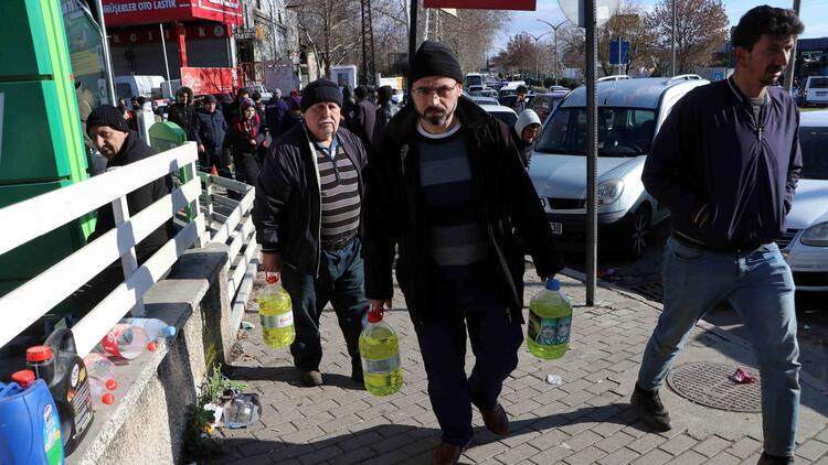 Depremzedelerin akaryakıt kuyruğu!