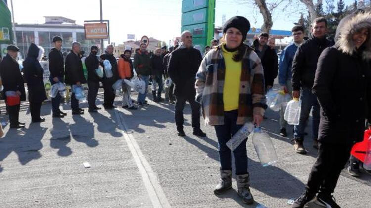 Depremzedelerin akaryakıt kuyruğu!