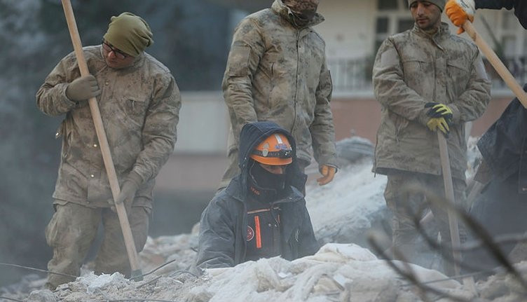 Hayat kurtaran uyarı: Deprem çantasında olması gereken 3 şey...