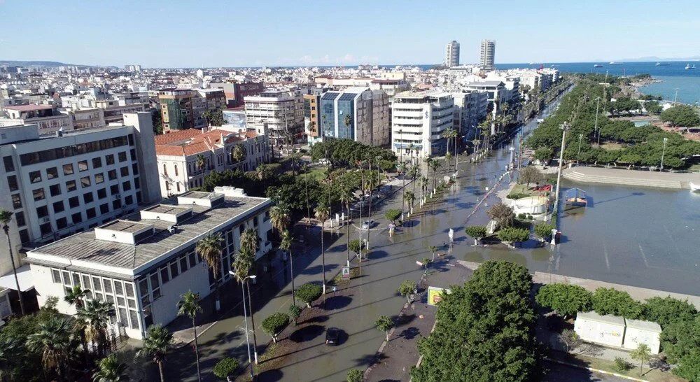 Deprem bölgesinde deniz seviyesi yükseldi: Binalar boşaltıldı!