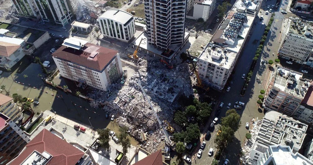 Deprem bölgesinde deniz seviyesi yükseldi: Binalar boşaltıldı!