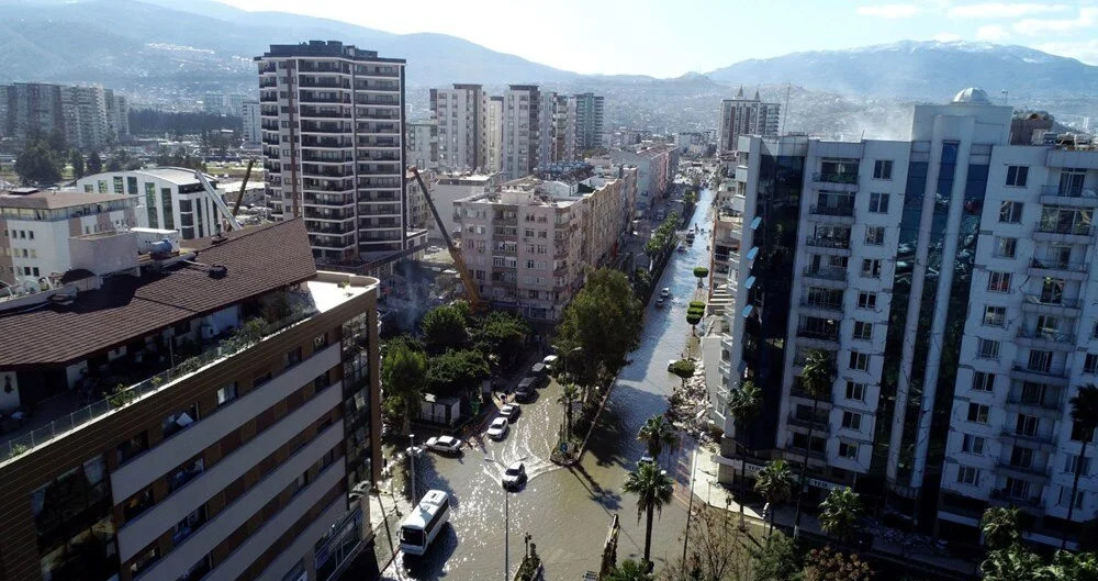 Deprem bölgesinde deniz seviyesi yükseldi: Binalar boşaltıldı!