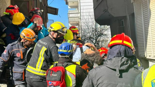 Enkazdan çıkarılan mucize hayatlar