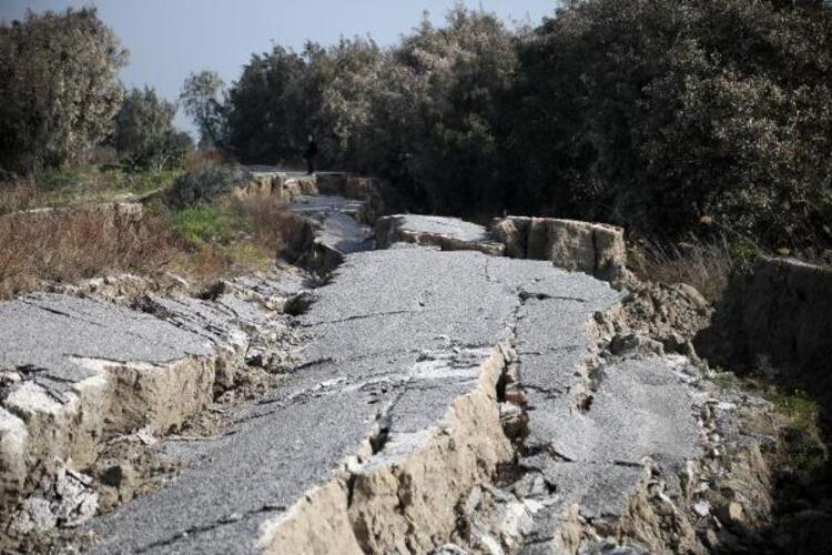 Görenler hayrete düştü: Yolun 2 kilometresi depremde yarıldı!