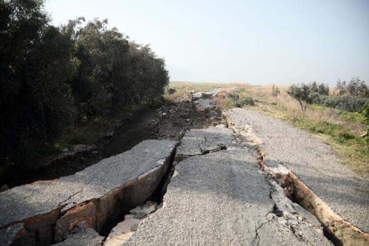 Görenler hayrete düştü: Yolun 2 kilometresi depremde yarıldı!