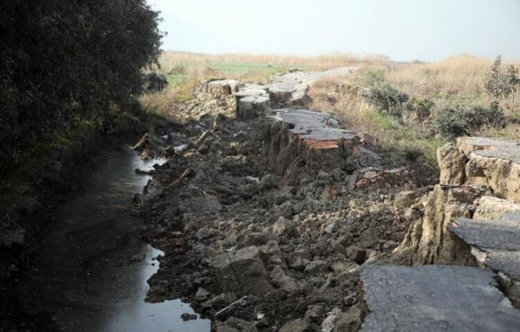 Görenler hayrete düştü: Yolun 2 kilometresi depremde yarıldı!