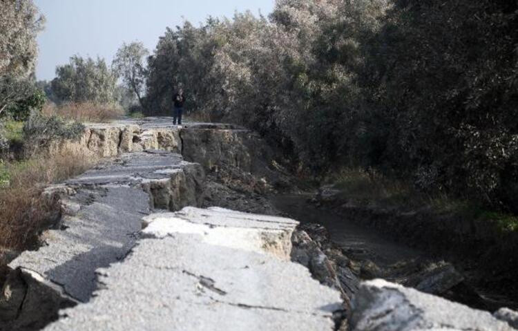 Görenler hayrete düştü: Yolun 2 kilometresi depremde yarıldı!