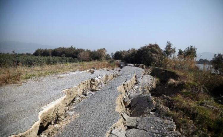 Görenler hayrete düştü: Yolun 2 kilometresi depremde yarıldı!