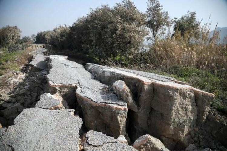 Görenler hayrete düştü: Yolun 2 kilometresi depremde yarıldı!