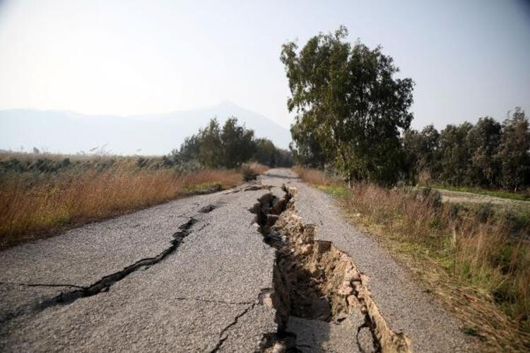 Görenler hayrete düştü: Yolun 2 kilometresi depremde yarıldı!