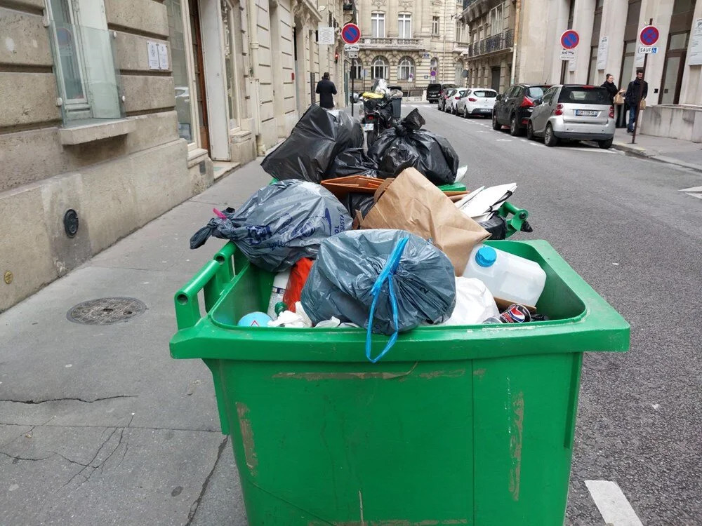 Salgın kapıda: Paris çöpe boğuldu!