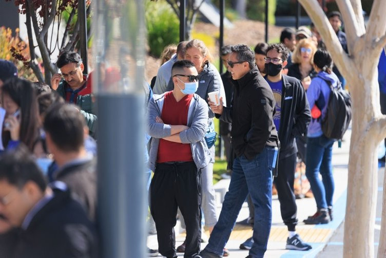 ABD'de iflas paniği: Metrelerce para çekme kuyruğu!