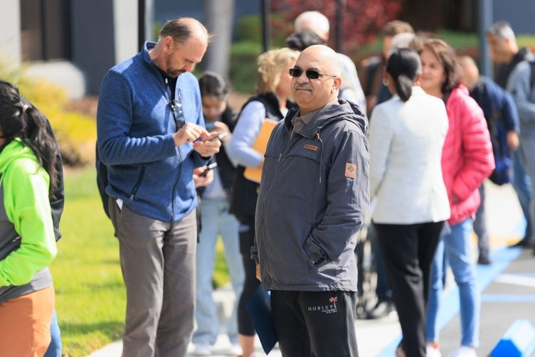 ABD'de iflas paniği: Metrelerce para çekme kuyruğu!