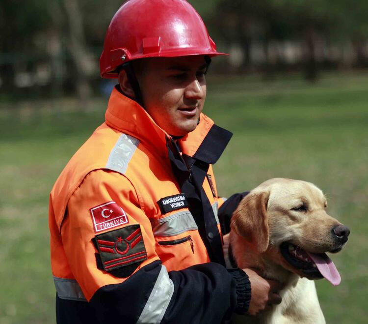 TSK’nın arama köpekleri 78 kişiyi kurtardı; 'sessiz kahramanlar' madalya ile ödüllendirildi