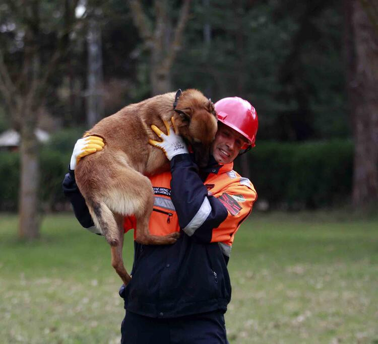 TSK’nın arama köpekleri 78 kişiyi kurtardı; 'sessiz kahramanlar' madalya ile ödüllendirildi