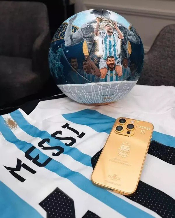 Messi'den takım arkadaşlarına 24 karatlık altın iPhone