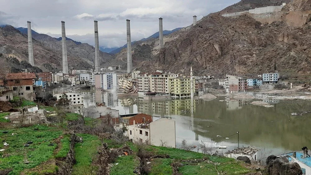 Yusufeli’nde terk edilen binalar su altında!