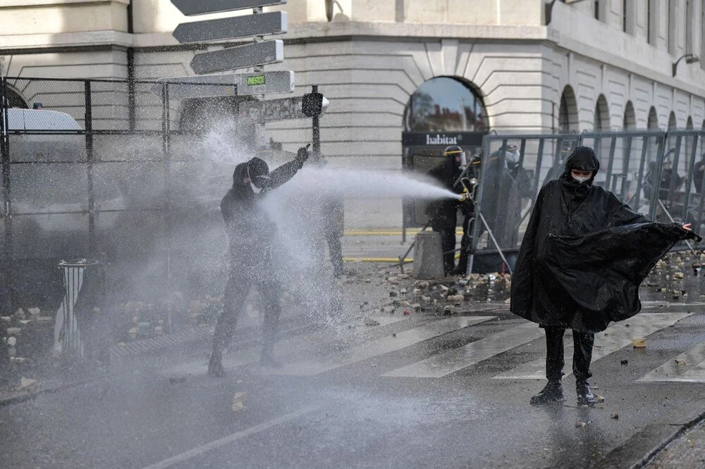 Fransa'da tansiyon giderek yükseliyor: 200'ü aşkın gözaltı!