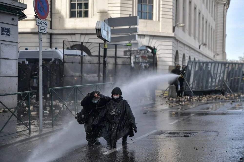 Fransa'da tansiyon giderek yükseliyor: 200'ü aşkın gözaltı!