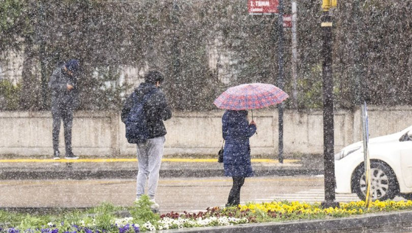 İstanbul'a kar sürprizi: Çatılar uçtu, minare devrildi! 