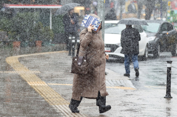 İstanbul'a kar sürprizi: Çatılar uçtu, minare devrildi! 