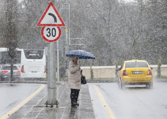 İstanbul'a kar sürprizi: Çatılar uçtu, minare devrildi! 