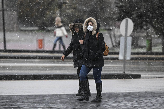 İstanbul'a kar sürprizi: Çatılar uçtu, minare devrildi! 