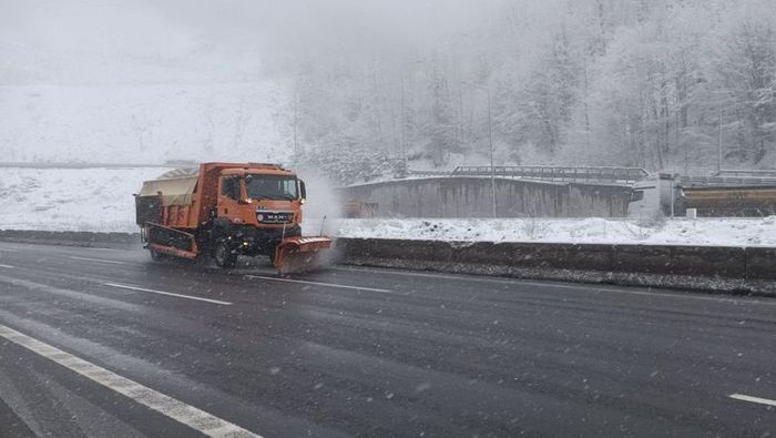 İstanbul'a kar sürprizi: Çatılar uçtu, minare devrildi! 