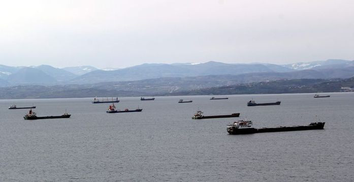 İstanbul'a kar sürprizi: Çatılar uçtu, minare devrildi! 