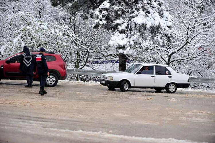 Uludağ beyaza büründü: Kar kalınlığı 1 metreye ulaştı