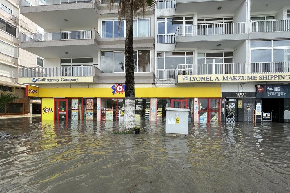 Depremin vurduğu kentin caddeleri bir kez daha suya gömüldü!