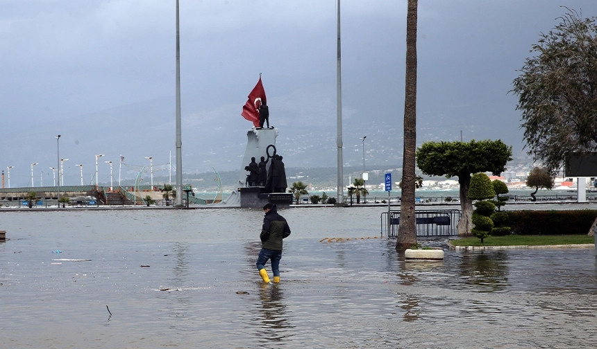 Depremin vurduğu kentin caddeleri bir kez daha suya gömüldü!