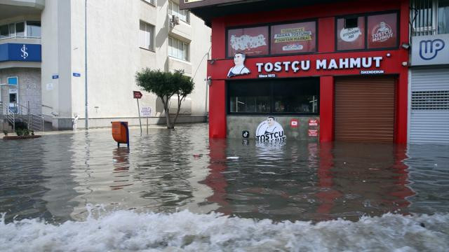 Depremin vurduğu kentin caddeleri bir kez daha suya gömüldü!