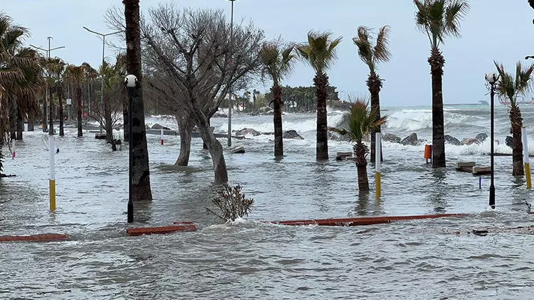 Depremin vurduğu kentin caddeleri bir kez daha suya gömüldü!