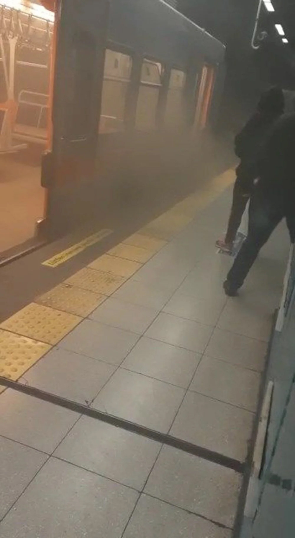 Dumanlar yükseldi: İstanbul metroda korku dolu anlar!